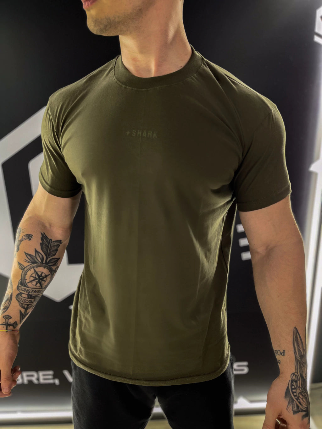 Remera Slim Fit "+Shark" - Verde Militar