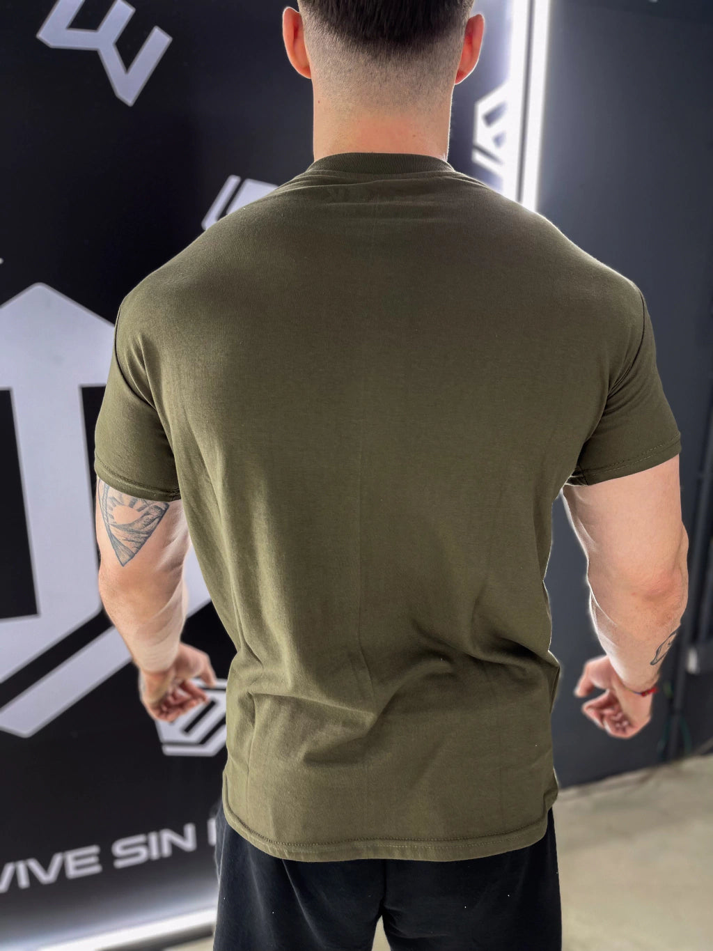 Remera Slim Fit "+Shark" - Verde Militar